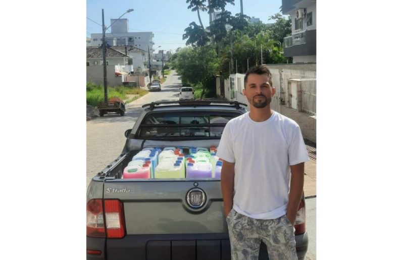 Diego dos Santos relata o aumento nos custos com gasolina diariamente – Foto: Marcos Jord&atilde;o/ND