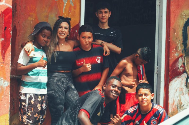 Fundadora e crianças da Geração da Chico