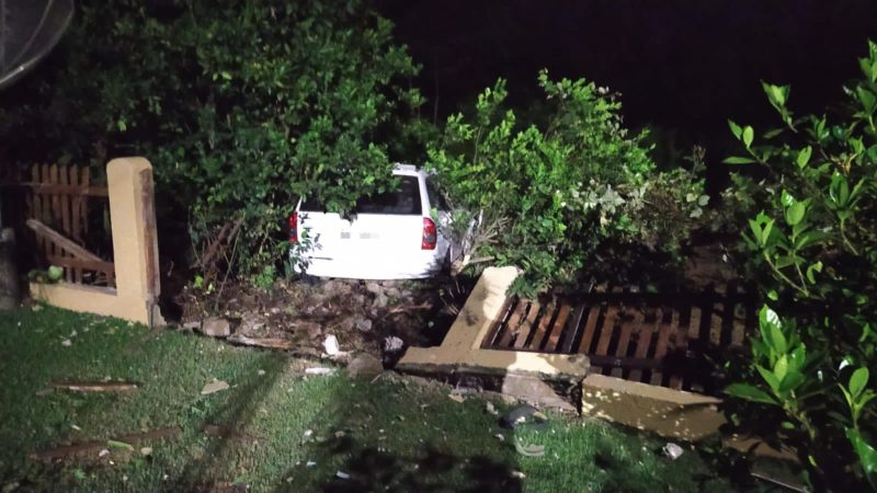Carro desgovernado invade casa no Alto Vale do Itaja&iacute; – Foto: Divulga&ccedil;&atilde;o/BVPG/ND