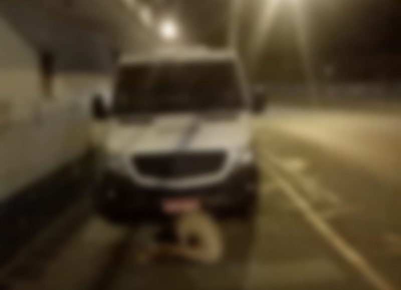 Homem &eacute; flagrado dormindo pelado no meio da rua em Blumenau – Foto: Divulga&ccedil;&atilde;o/Internet/ND