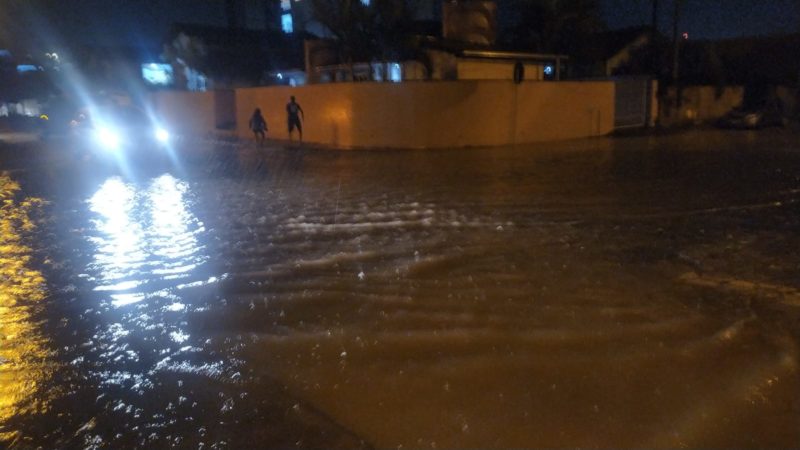 Ruas ficaram alagadas por conta da chuva