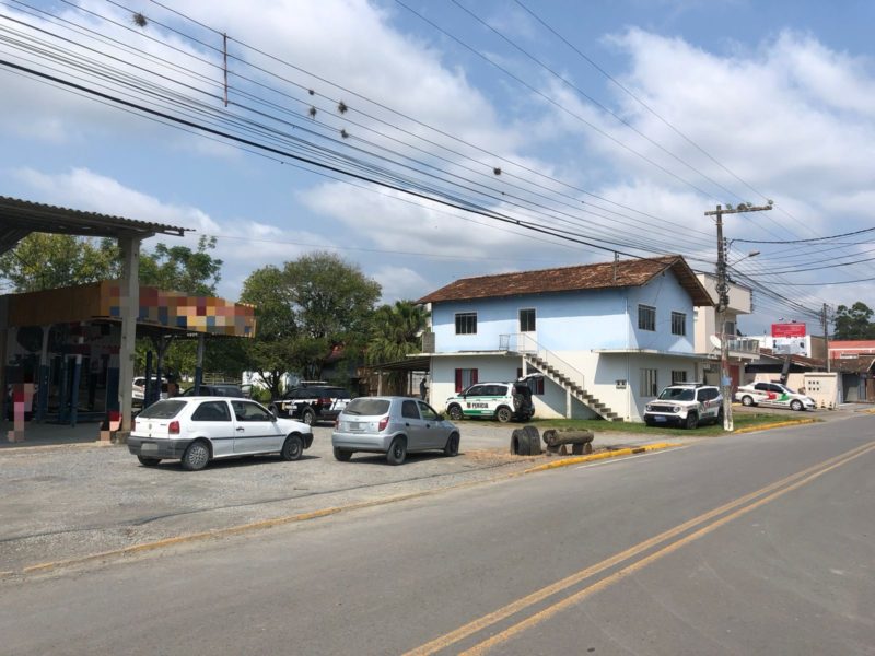 Mulher foi encontrada morta com sinais de estrangulamento e marido foi achado enforcado