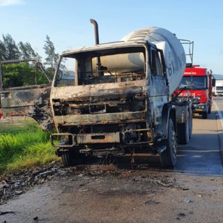 Foram usados 1.000 litros de &aacute;gua para combater o inc&ecirc;ndio – Foto: Divulga&ccedil;&atilde;o/CBMSC/ND