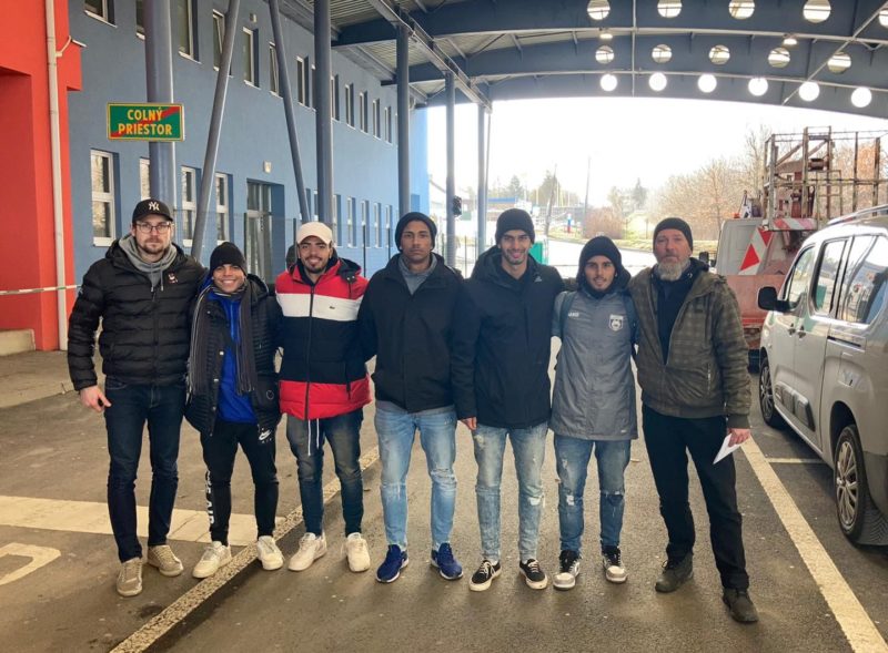 Os cinco brasileiros (ao centro) chegam &agrave; fronteira da Ucr&acirc;nia e Eslov&aacute;quia acompanhados de membros da Embaixada do Brasil (&agrave; direita e &agrave; esquerda). – Foto: Divulga&ccedil;&atilde;o/ND