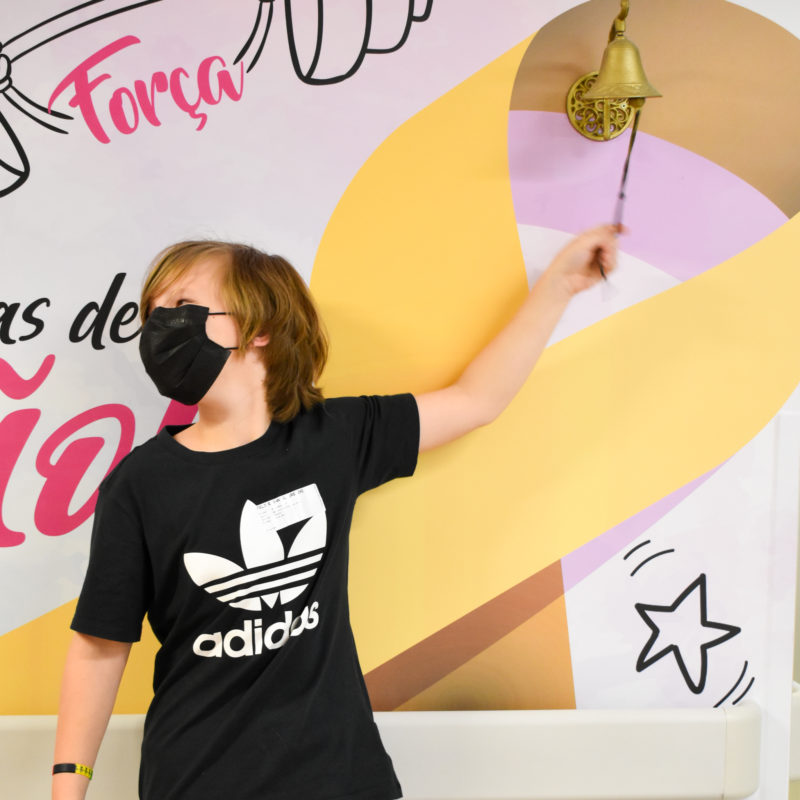 Felipe, de 11 anos, tocou o sino para comemorar a cura de um linfoma grave – Foto: Monique Demitte / HSA