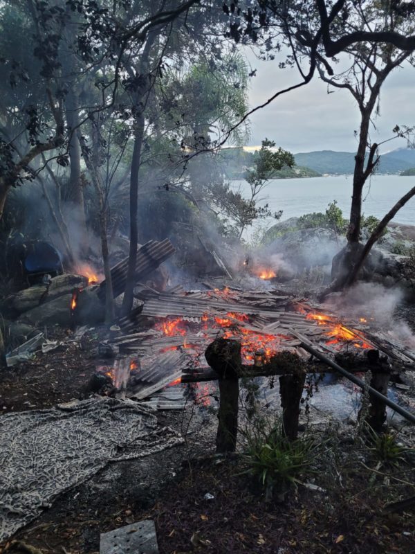 Quando os bombeiros chegaram, casa j&aacute; estava completamente destru&iacute;da pelas chamas – Foto: Corpo de Bombeiros/Reprodu&ccedil;&atilde;o