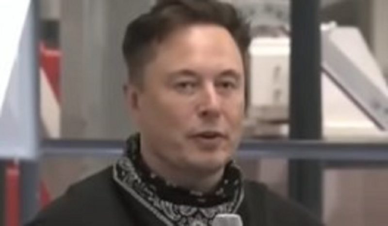 Elon Musk recebeu notifica&ccedil;&atilde;o para fazer recall nos ve&iacute;culos Tesla – Foto: Reprodu&ccedil;&atilde;o Youtube