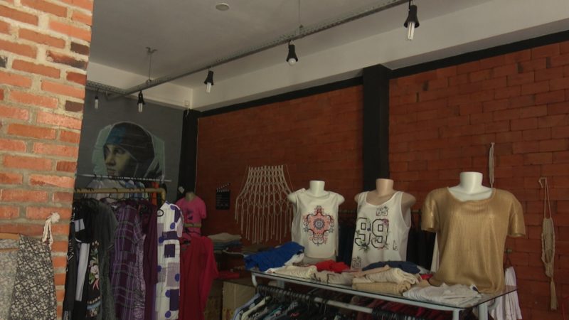 Brech&oacute; permanecia sem luz nesta manh&atilde;, assim como outros com&eacute;rcios da mesma rua – Foto: Alfa Stofelli/NDTV