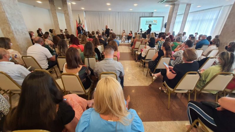 Entrega do Novo Curr&iacute;culo Base do Ensino M&eacute;dio em Blumenau – Foto: Gabriel Duwe de Lima/Ascom/SED/Divulga&ccedil;&atilde;o/ND