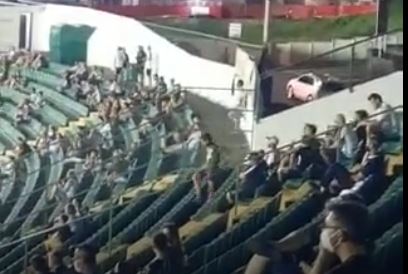 Torcedor &eacute; flagrado escorregando pelo corrim&atilde;o em cena inacredit&aacute;vel – Foto: Divulga&ccedil;&atilde;o/ND