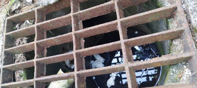 Sistema de esgoto do IGP, em Florian&oacute;polis, &eacute; lacrado por despejar esgoto na rede pluvial – Foto: Divulga&ccedil;&atilde;o/PMF