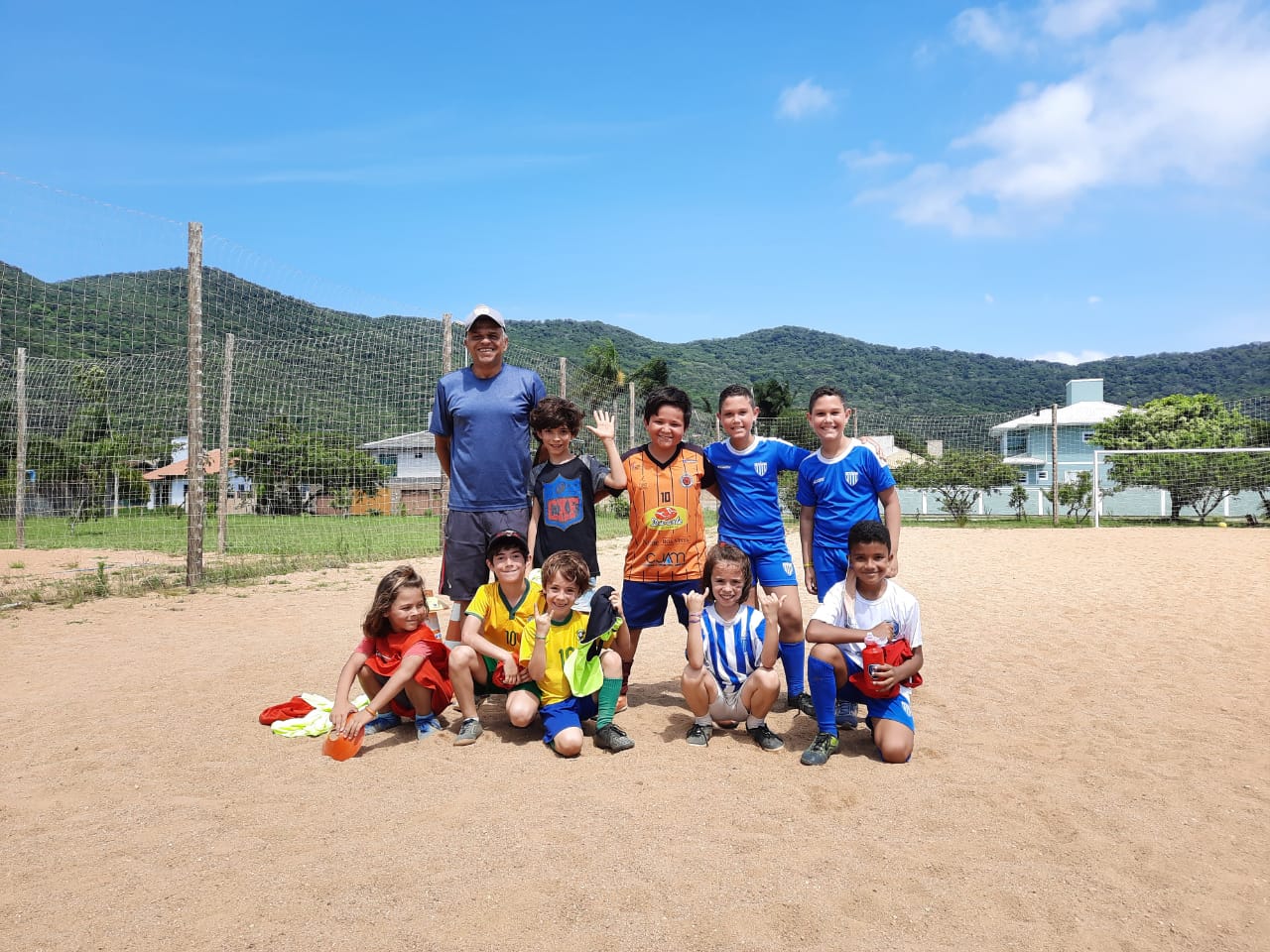 Escolinha de futebol gratuita abre novas turmas em março, no Sul da Ilha