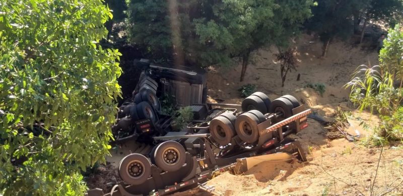 O motorista do caminhão foi socorrido com lesões leves, conforme a polícia. Ele fez o teste do bafômetro e deu negativo. – Foto: Internet/ND