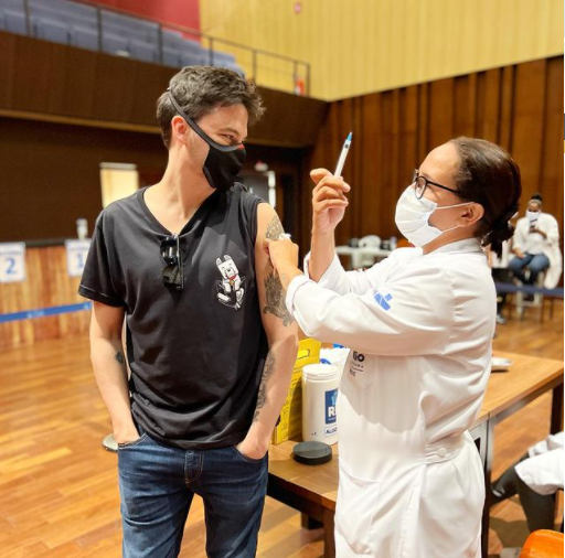 Felipe Neto tomando terceira dose