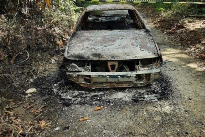 Corpo da v&iacute;tima foi encontrado perto de carro incendiado – Foto: PM/Divulga&ccedil;&atilde;o