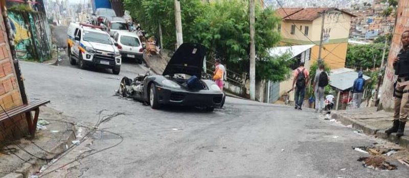 Ferrari em chamas em meio &agrave; comunidade de MG – Foto: Divulga&ccedil;&atilde;o/Internet/ND