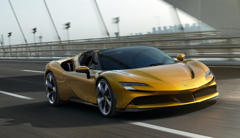 Ferrari SF90 Spider anda por avenida