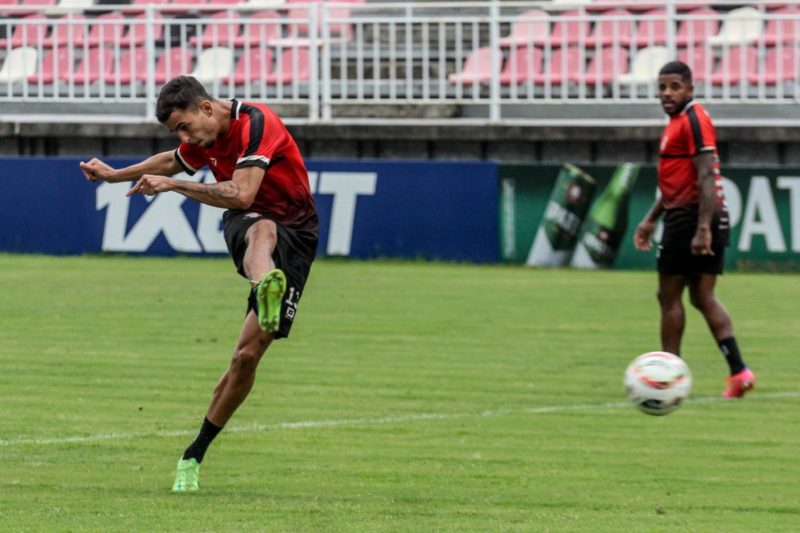 Junior FIalho e J&ocirc; “brigam” por posi&ccedil;&atilde;o no ataque tricolor – Foto: Vitor Forcellini/JEC/Divulga&ccedil;&atilde;o/ND