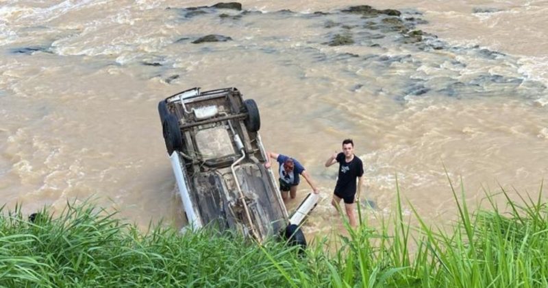 Motorista bateu em ciclista e acabou dentro do rio Itaja&iacute;-Mirim – Foto: Reprodu&ccedil;&atilde;o/Internet