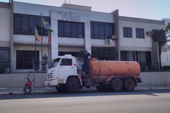 A limpeza do reservat&oacute;rio aconteceu nesta quarta-feira (16), em Xaxim – Foto: F&oacute;rum da Comarca de Xaxim/Divulga&ccedil;&atilde;o/ND