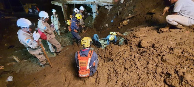 Bombeiros catarinenses j&aacute; localizaram 10 v&iacute;timas em Petr&oacute;polis – Foto: CBMSC/Divulga&ccedil;&atilde;o/ND