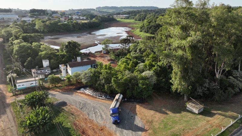A for&ccedil;a tarefa para abastecer o munic&iacute;pio de Chapec&oacute; segue no reservat&oacute;rio do Lajeado S&atilde;o Jos&eacute; – Foto: Casan/Divulga&ccedil;&atilde;o/ND