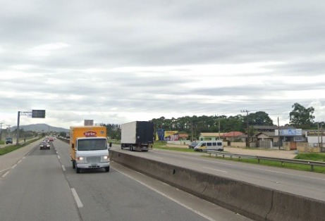Duas faixas da BR-101 ficaram bloqueadas no sentido Sul pelo caminh&atilde;o. – Foto: Foto: Google Street View/Reprodu&ccedil;&atilde;o