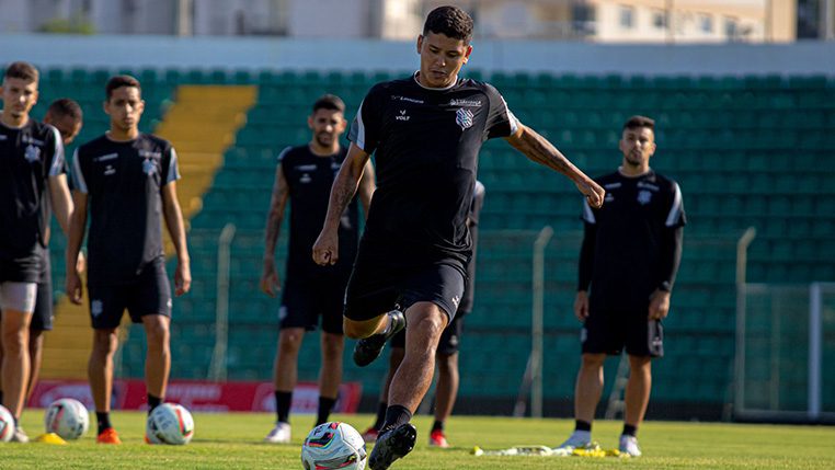 Volante Patrick, do Figueirense, ser&aacute; titular na noite desta quarta-feira; jogador mais long&ecirc;vo do Furac&atilde;o do Estreito – Foto: Patrick Floriani/Figueirense/ND