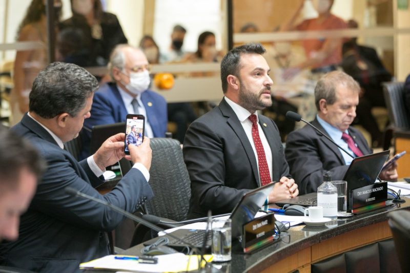 Deputado Ivan Naatz faz imagem de Marcius Machado, com Maur&iacute;cio Eskudlark ao fundo, todos do PL – Foto: Rodolfo Esp&iacute;nola/Ag&ecirc;ncia AL/ND