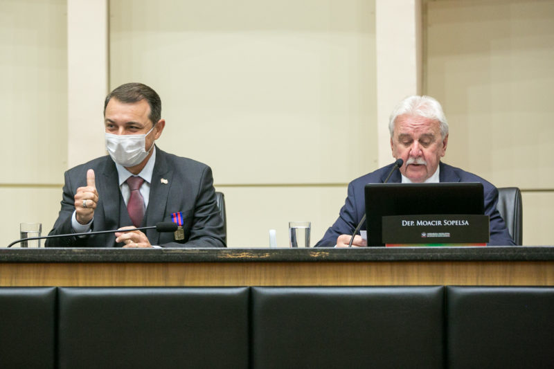 Carlos Mois&eacute;s e Moacir Sopelsa,&nbsp; na primeira sess&atilde;o realizada na Alesc este ano – Foto: Rodolfo Esp&iacute;nola/Divulga&ccedil;&atilde;o/ND