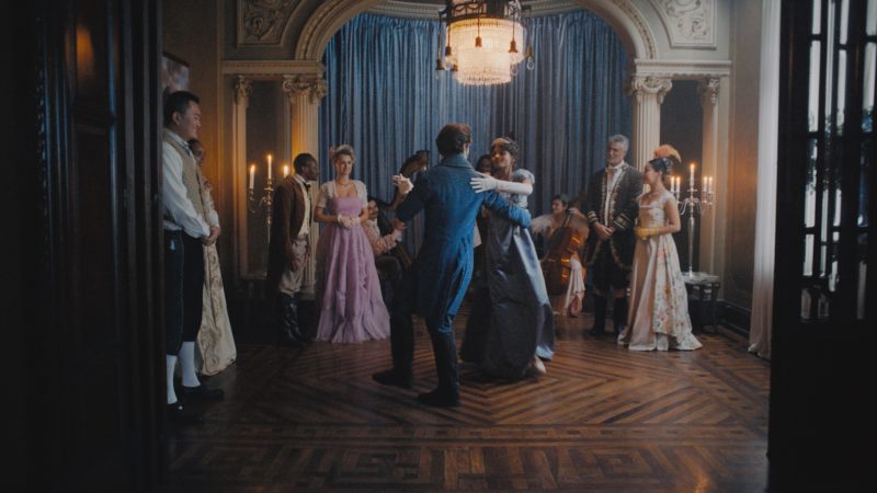 Com o objetivo de ressignificar o amor, ele se une à Bridgerton, série de streaming que é sucesso absoluto com o público de fragrância