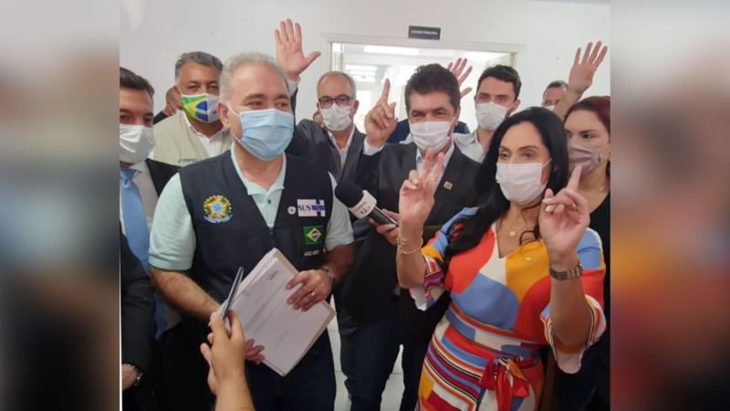 Ministro Marcelo Queiroga, de 56 anos, n&atilde;o levantou a m&atilde;o, mas j&aacute; est&aacute; imunizado – Foto: Reprodu&ccedil;&atilde;o/ND