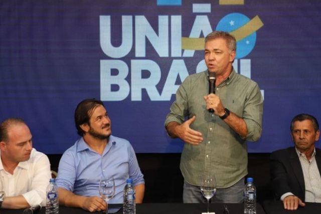 Gean Loureiro em reunião do União Brasil, sob olhar de Julio Garcia &#8211; Foto: Divulgação/ND