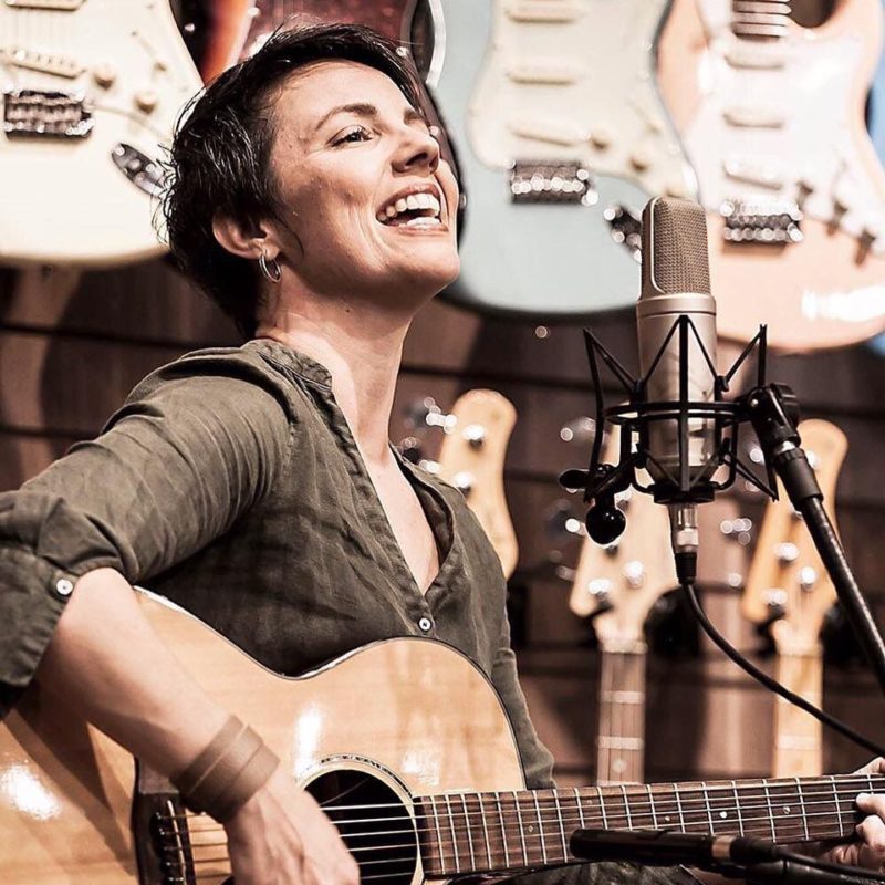 Giana Cervi é professora de música e produz canções originais 