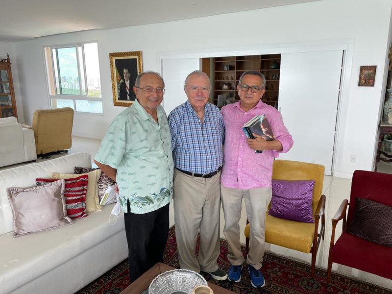 Dr. Georgino, sempre de livros nas m&atilde;os, com Jos&eacute; Sarney em S&atilde;o Luiz – Foto: Divulga&ccedil;&atilde;o