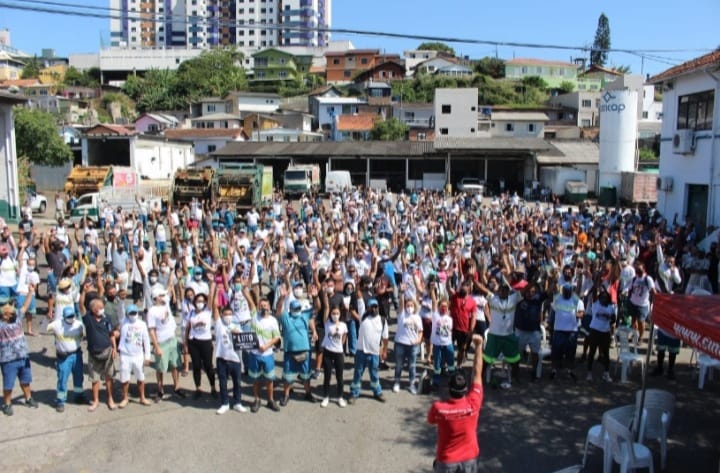 Trabalhadores da Comcap, empresa responsável pela limpeza urbana e coleta de lixo, na assembleia que decidiu por nova greve em Florianópolis &#8211; Foto: Reprodução/ND