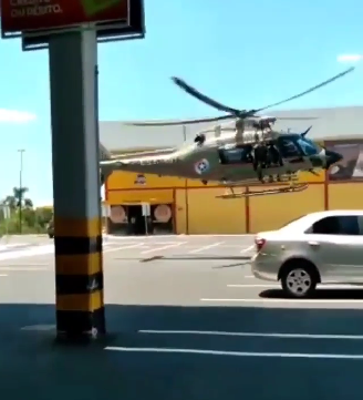 Helic&oacute;ptero pousou no meio de S&atilde;o Jos&eacute; durante ocorr&ecirc;ncia de assalto – Foto: Reprodu&ccedil;&atilde;o/Internet/Divulga&ccedil;&atilde;o ND