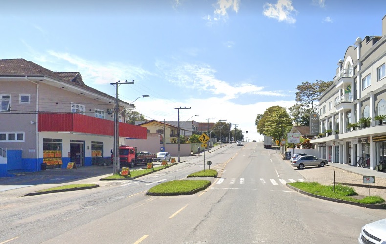 Homem dá trabalho para polícia durante abordagem na noite desta segunda-feira