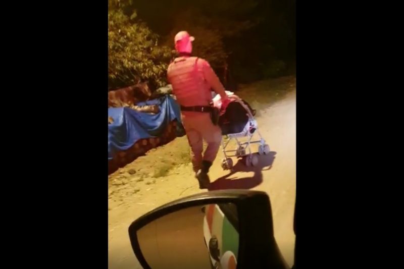 PM encontrou o homem com a crian&ccedil;a enquanto se deslocava para a ocorr&ecirc;ncia – Foto: PM/Divulga&ccedil;&atilde;o