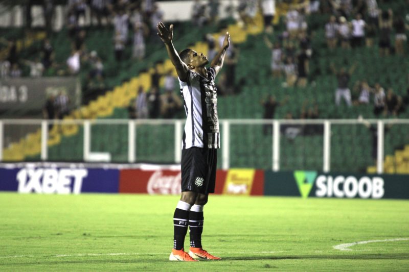 Oberdan, do Figueirense, &eacute; uma das gratas surpresas da temporada; volante, no entanto, est&aacute; fora do duelo diante do Campinense-PB – Foto: Patrick Floriani/FFC/divulga&ccedil;&atilde;o