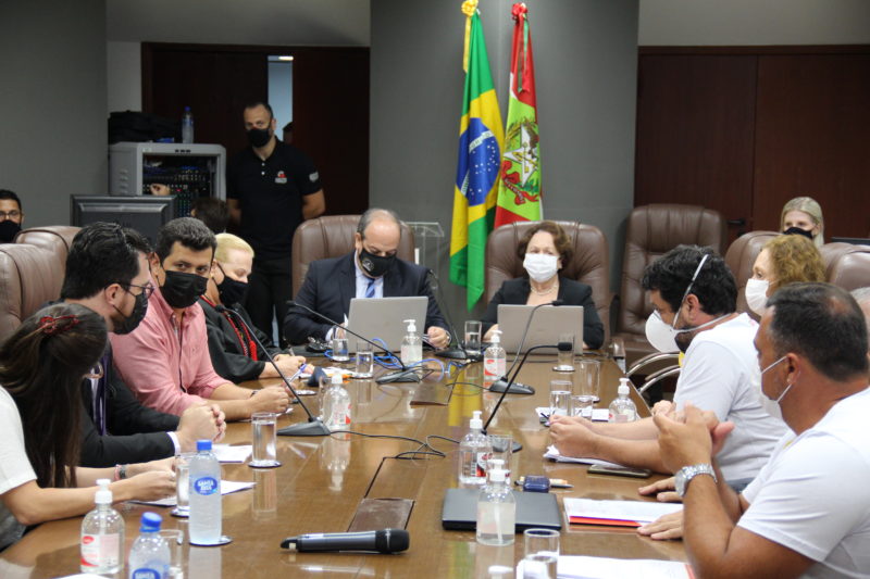 Representantes da prefeitura e do Sintrasem se reuniram com outras autoridades nesta ter&ccedil;a-feira no TJSC. – Foto: TJSC/Divulga&ccedil;&atilde;o/ND
