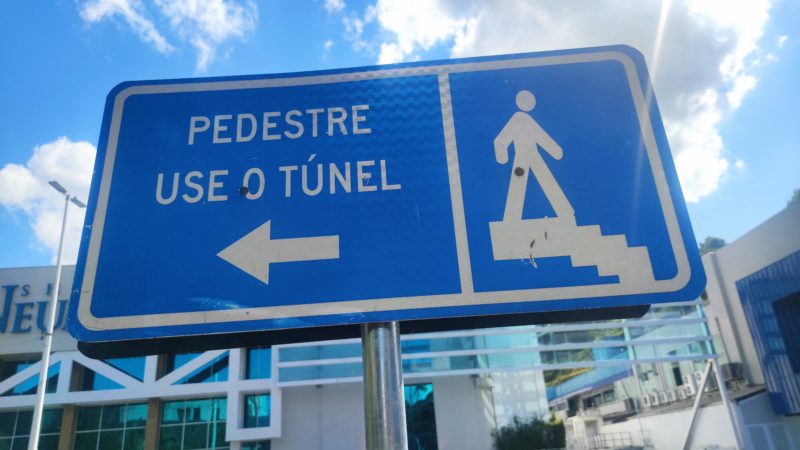 Placas de todos os lados orientam para usar o t&uacute;nel nas proximidades – Foto: Rodrigo Vieira/NDTV