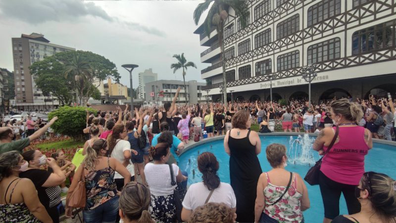 Vota&ccedil;&atilde;o dos servidores para aceitar proposta salarial definiu o fim do risco de greve em Blumenau – Foto: Rodrigo Vieira/NDTV
