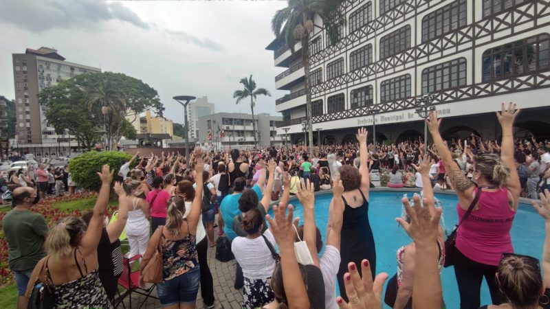 Vota&ccedil;&atilde;o dos contr&aacute;rios a proposta do munic&iacute;pio chamou a aten&ccedil;&atilde;o, mas pela contagem do Sintraseb maioria foi favor&aacute;vel – Foto: Rodrigo Vieira/NDTV
