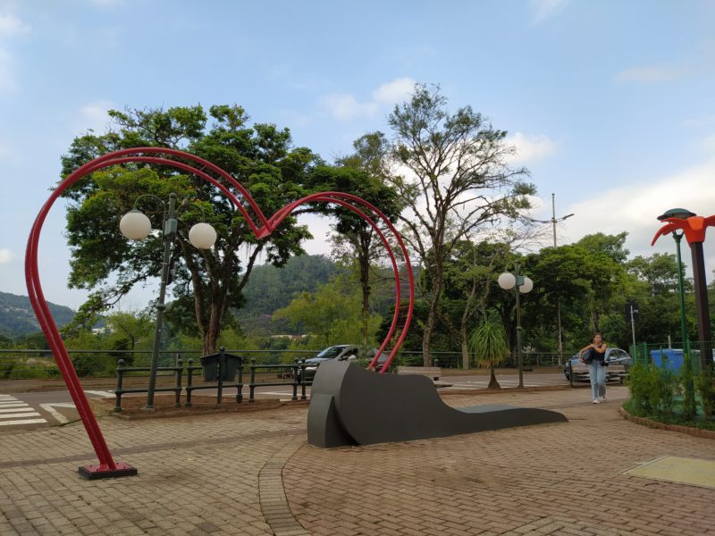 Tempo em Blumenau: foto de um dia de sol e poucas nuvens na cidade 