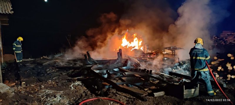 Inc&ecirc;ndio atingiu madeireira nesta segunda-feira (14) – Foto: CBMSC/Divulga&ccedil;&atilde;o/ND