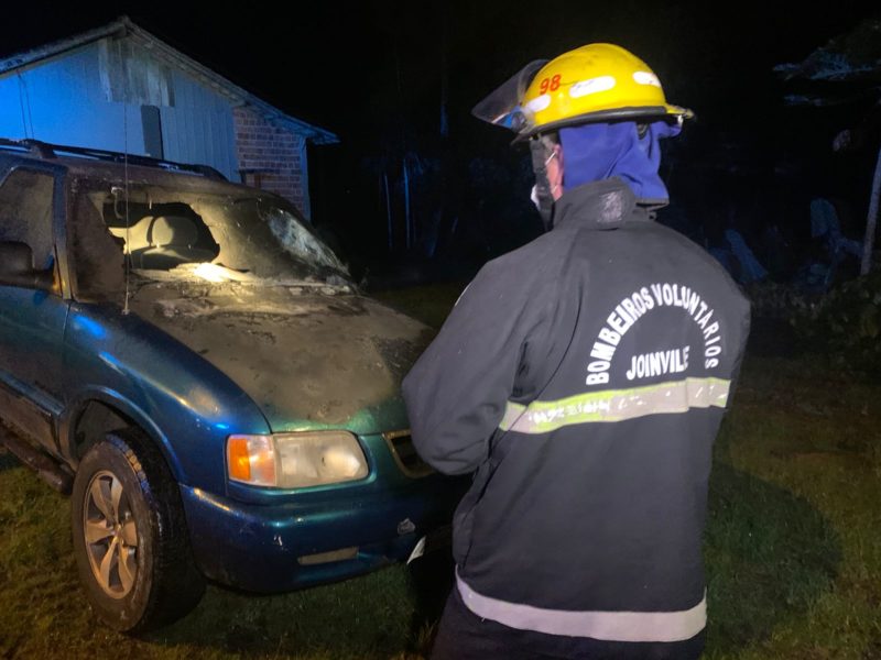 Carro pegou fogo na SC-418 – Foto: Ricardo Alves/NDTV