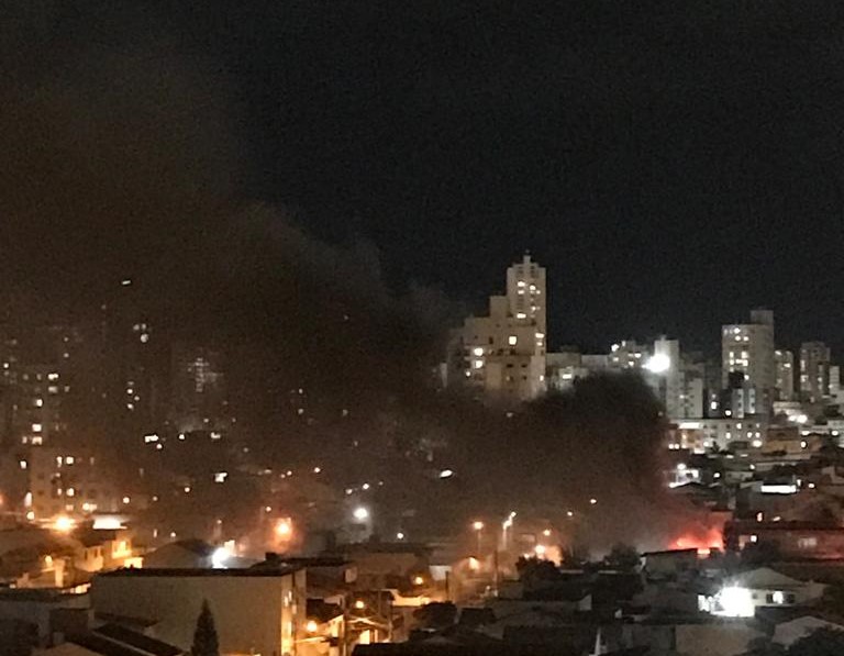 Fuma&ccedil;a foi vista do alto de pr&eacute;dios em Itaja&iacute; – Foto: Reprodu&ccedil;&atilde;o Redes Sociais/ND