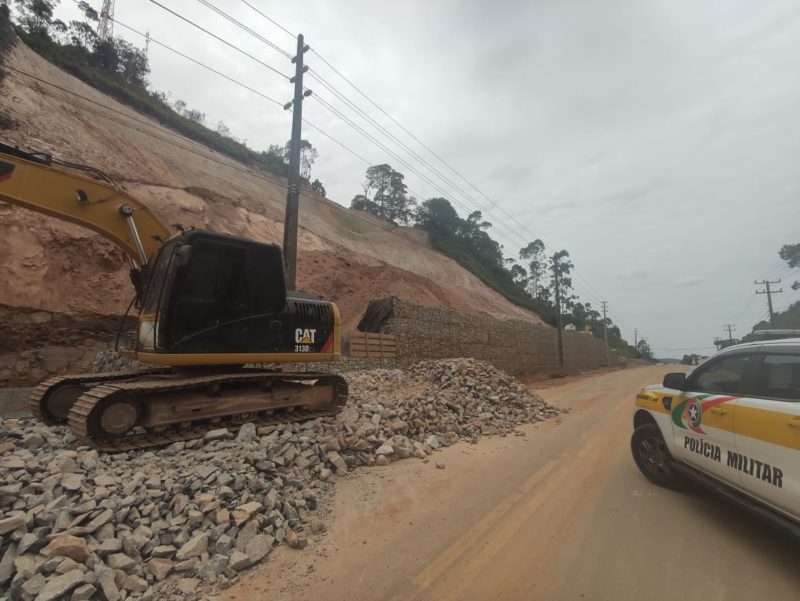 Trecho da SC-410 foi interditado para a realização de obras 