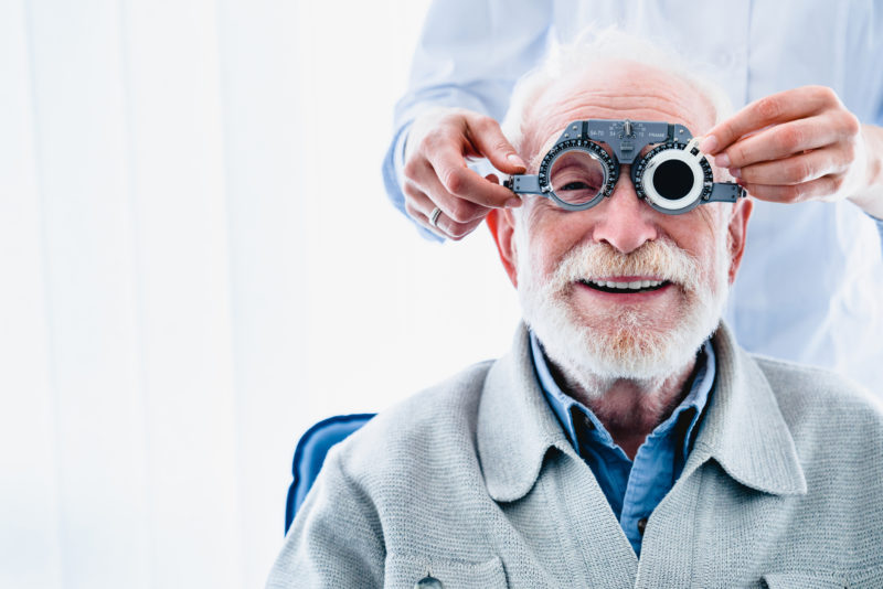 Paciente fazendo seu check-up para verificar se está com catarata &#8211; Foto: Getty Images/iStockphoto/ND